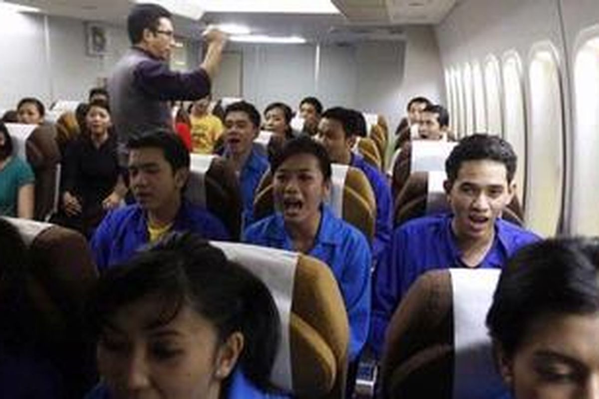 Flight attendant trainees recite instructions with an instructor during an aircraft emergency situation course at the Garuda Indonesia Training Centre in Jakarta January 25, 2011.