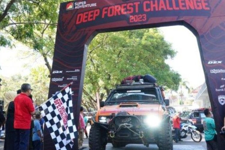 Bupati Garut Rudy Gunawan saat melepas Super Adventure Deep Forest Challenge (DFC) 2023. Kegiatan tahun ini akan menyusuri jalur bersejarah di Garut. 