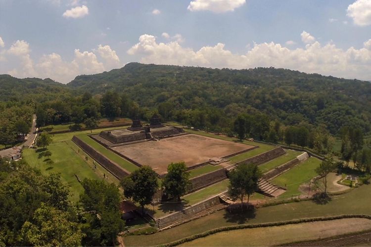 Candi Barong peninggalan Kerajaan Mataram Kuno di Yogyakarta.