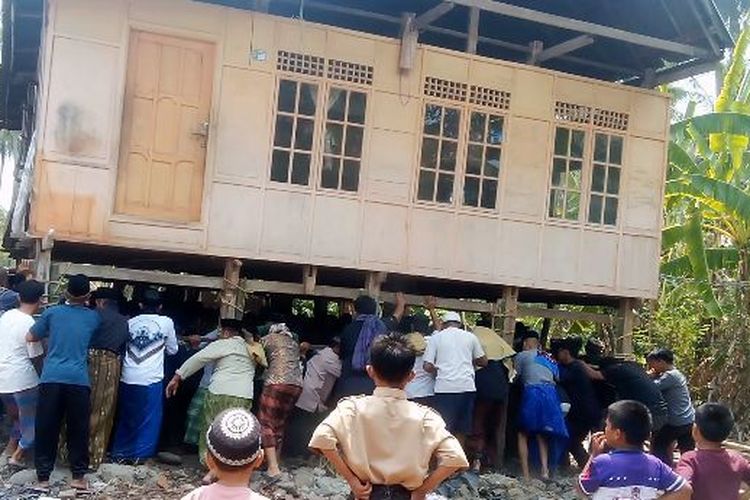 Melihat Maakke' Boyang di Polman, Warga Gotong Royong Mengangkat dan Memindah Rumah