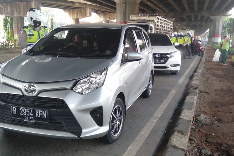 Sosialisasi ganjil genap di Jalan D.I. Panjaitan, Jakarta Timur, Senin (3/8/2020)