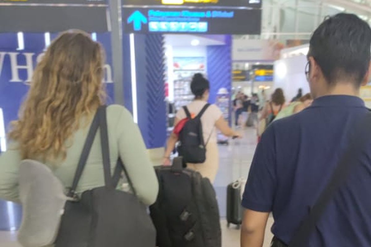 HB (23), perempuan berkewarganegaraan Ukraina saat dipulangkan ke negara asalnya melalui Bandara Ngurah Rai, Bali, pada Sabtu (15/4/2023). Dia dideportasi karena kedapatan berkerja secara ilegal atau menyalahgunakan izin tidak dengan menjadi fotografer di Bali.