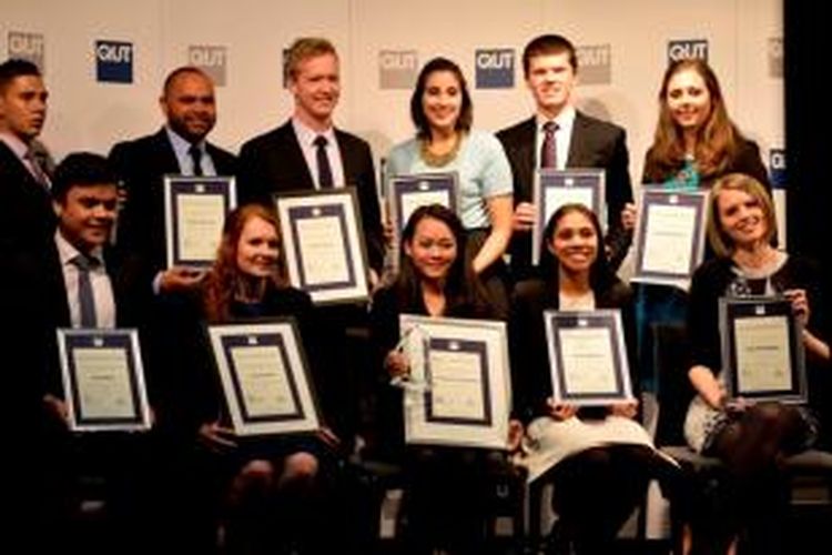 Tri Mulyani (duduk, nomor tiga dari kiri) bersama dengan para mahasiswa penerima penghargaan dari Queensland University of Technology 2015.
