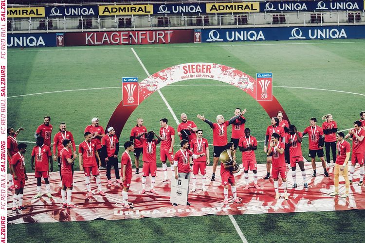 Para pemain RB Salzburg merayakan kemenangan di final Piala Austria dengan memerhatikan aspek physical distancing di tengah pandemi virus corona.
