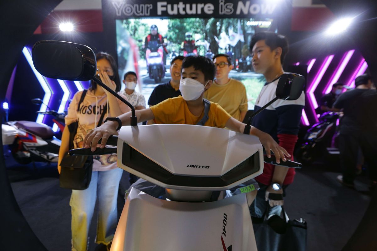 Pengujung menyaksikan motor listrik United MX-1200 di Indonesia International Motor Show (IIMS) 2023 di JIExpo, Kemayoran, Jakarta Pusat, Minggu (19/2/2023). United MX-1200 ditenagai motor listrik 72V dengan top power 2200W, dengan baterai jenis Graphene berkapasitas 72V21,8 Ah.