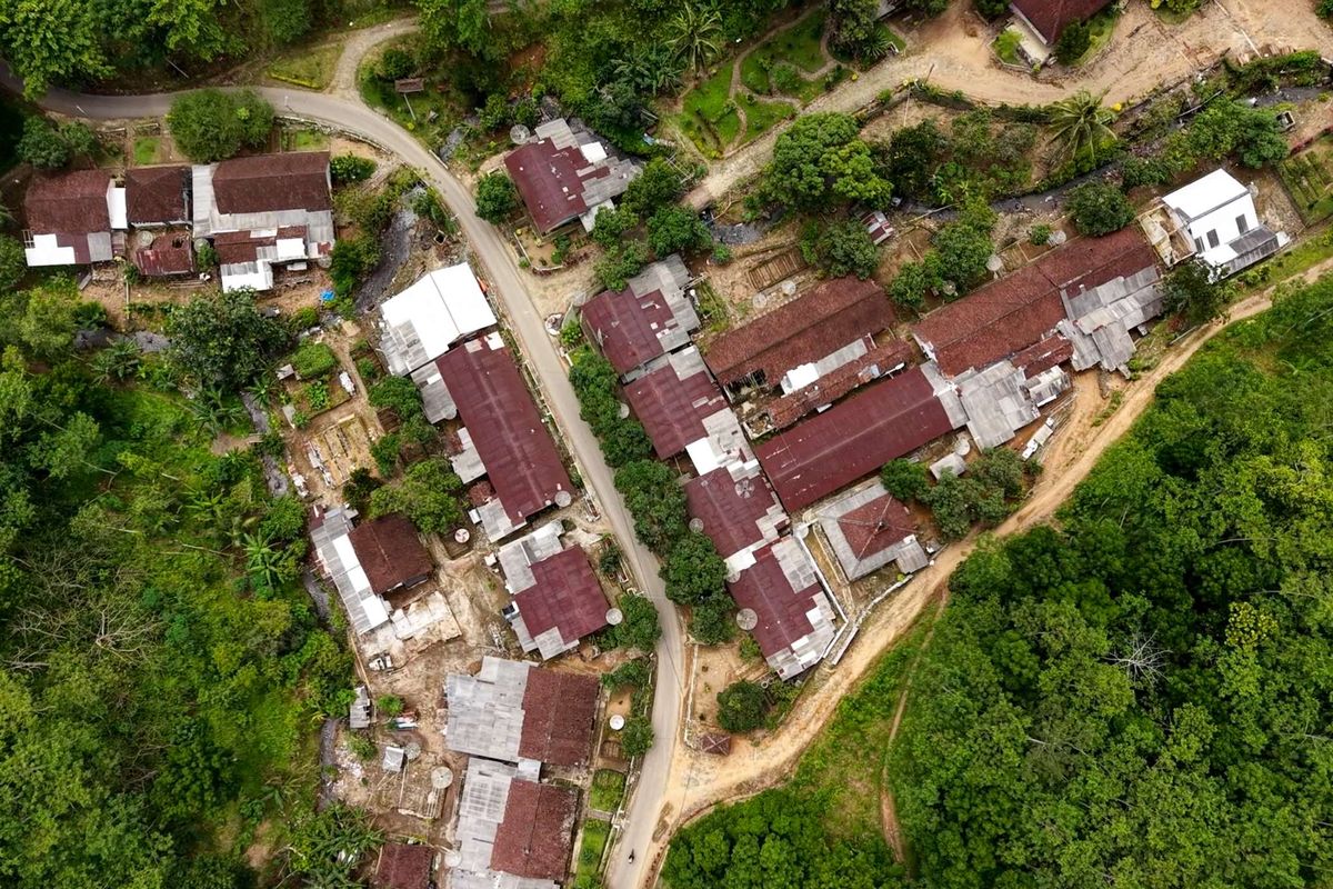 Sejumlah rumah warga di Dusun Silosanen, Desa Mulyorejo, Kecamatan Silo, Jember, Jawa Timur, Jumat (28/11/2025). Dusun Silosanen ada salah satu dusun yang masuk di sekitar area perkebunan milik BUMN, di dusun inilah terdapat warga miskin ekstrem yang menggantungkan hidupnya sebagai buruh borongan di perkebunan.