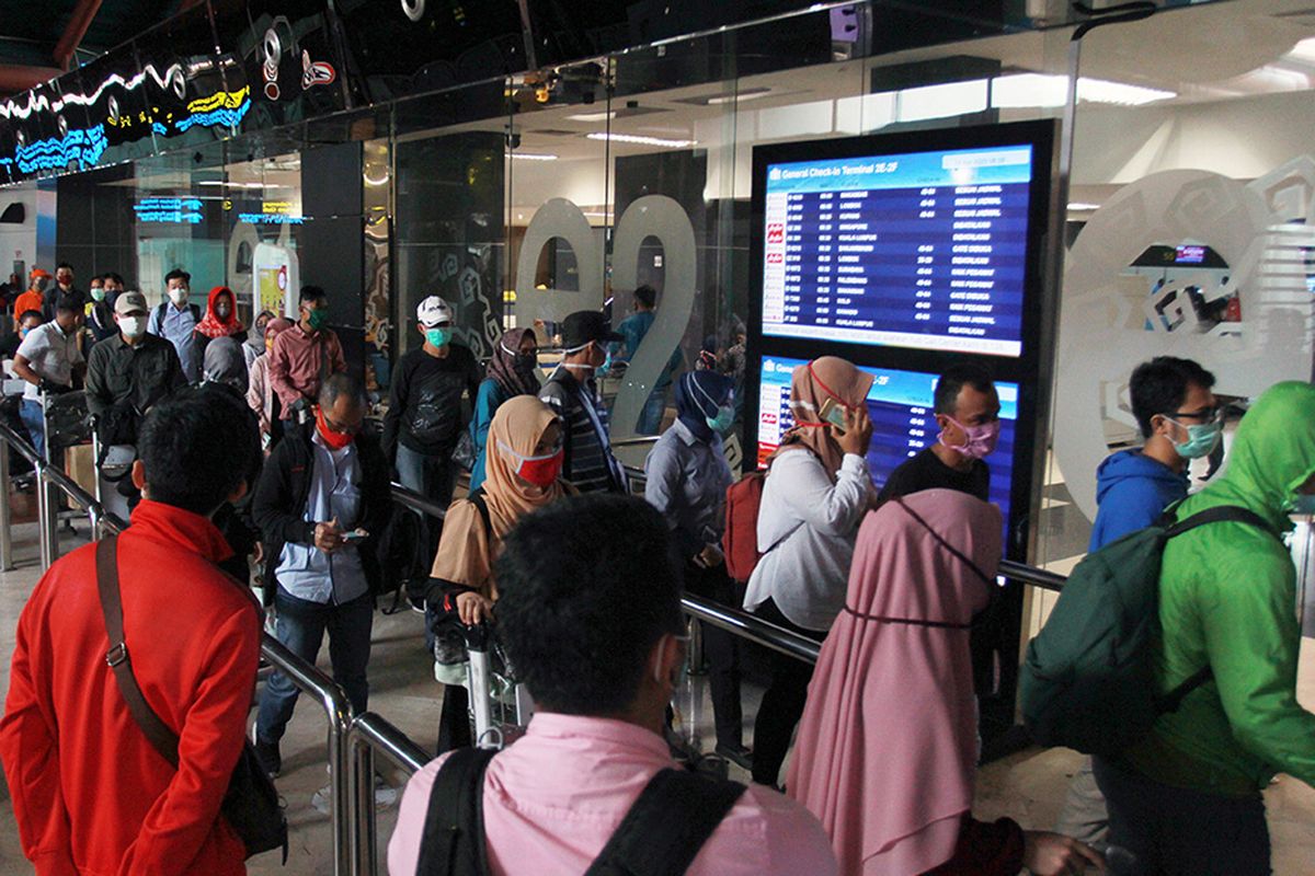 Sejumlah calon penumpang antre untuk lapor di Terminal 2F Bandara Soekarno Hatta, Tangerang, Banten, Jumat (24/4/2020). Pemerintah melalui Kementerian Perhubungan menghentikan sementara aktivitas penerbangan komersial terjadwal baik dalam dan luar negeri terhitung mulai 24 April hingga 1 Juni 2020. Hal tersebut merupakan bagian dari pengendalian transportasi selama masa mudik Lebaran 1441 H untuk mencegah penyebaran Covid-19.