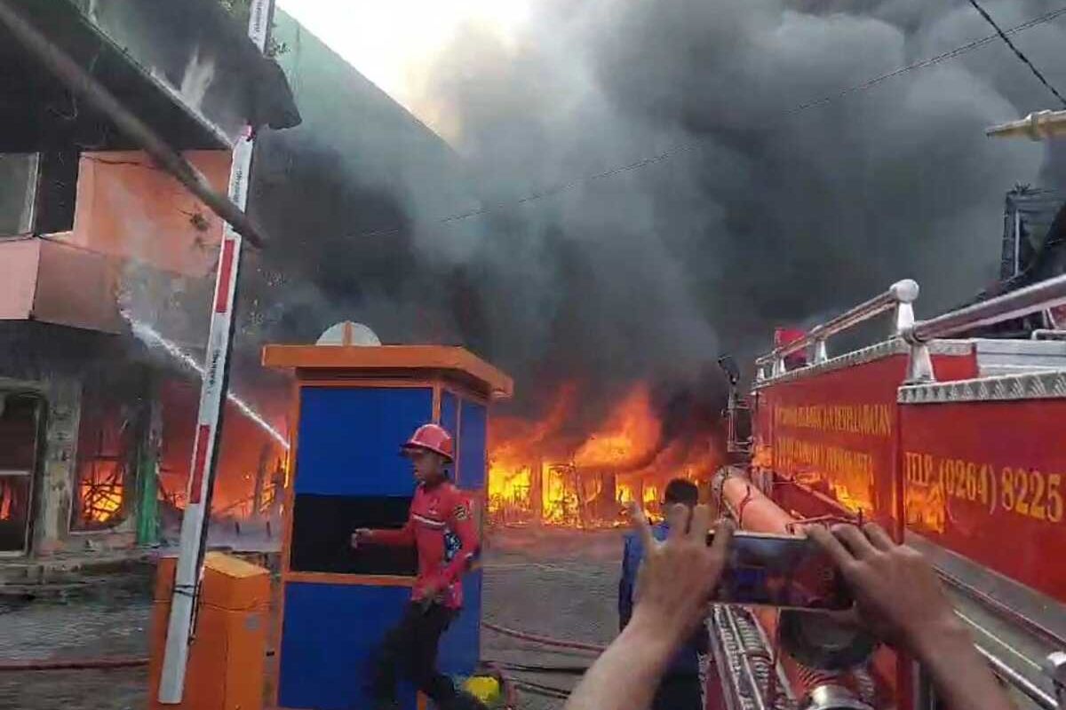 Petugas pemadam kebakaran tengah berupaya memadamkan kebakaran di Pasar Jumaah, Purwakarta, Jawa Barat, Jumat (21/3/2025).