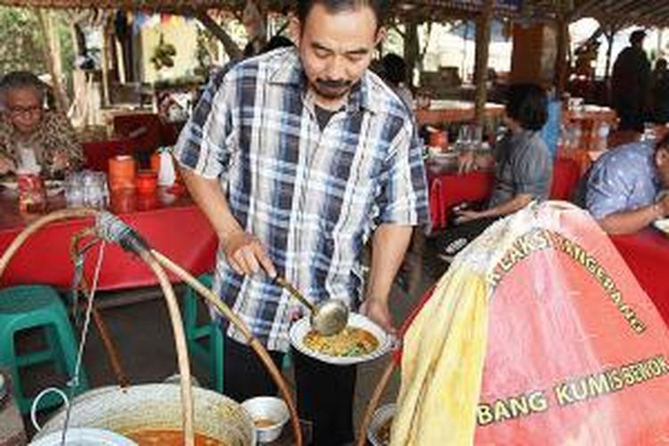 Atin atau biasa dipanggil Bang Kumis Bewok menyajikan laksa khas Tangerang di pusat jajanan laksa di Jalan Moh Yamin, Kota Tangerang, Banten. 

