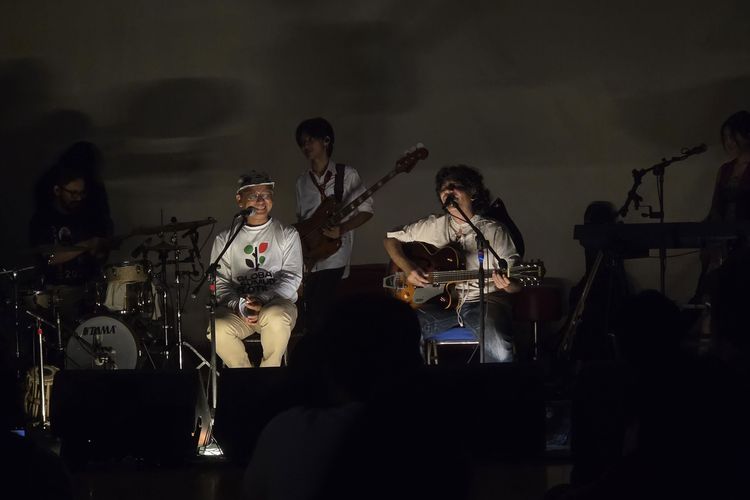 Momen Haru di Panggung Konser Adrian Yunan, Duet dengan Cholil Mahmud