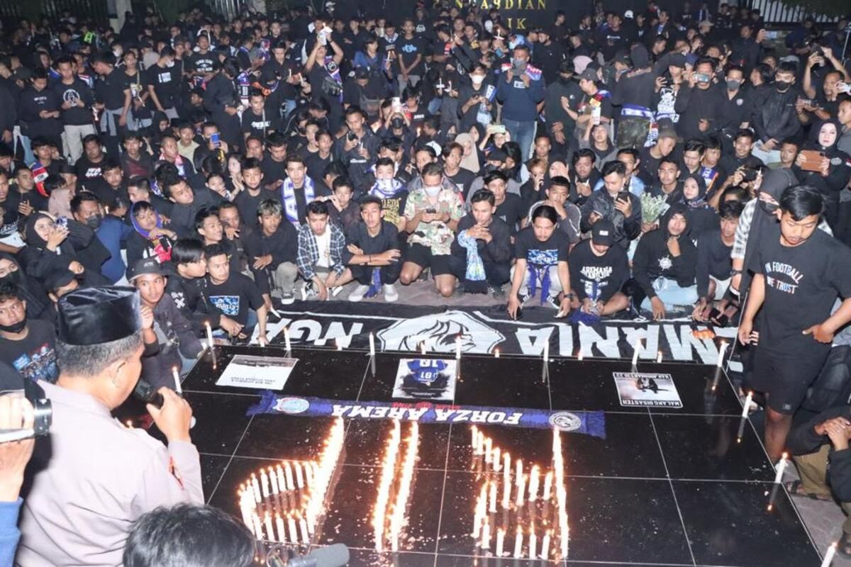 Aksi menyalakan lilin berduka untuk para korban tragedi Kanjuruhan di halaman Mapolres Nganjuk, Selasa (4/10/2022) malam. Doc: Humas Polres Nganjuk