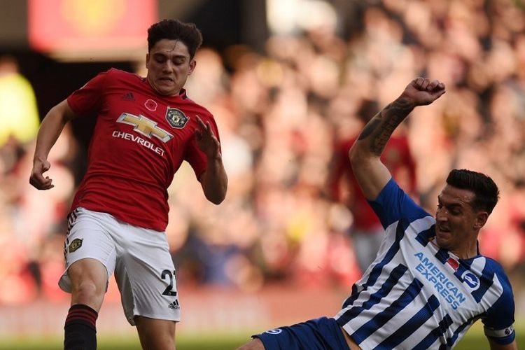 Daniel James (kiri) dan Lewis Dunk (kanan) berduel pada laga Man United vs Brighton & Hove Albion dalam lanjutan pekan ke-12 Liga Inggris di Stadion Old Trafford, Miinggu 10 November 2019.