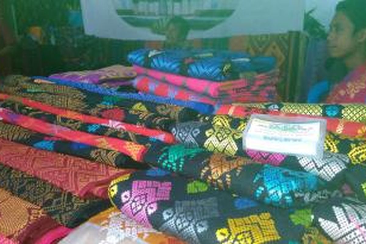 Beragam motif kain tenun di Pekan Tenun yang digelar di Jalan Tenun, Kota Mataram, Nusa Tenggara Barat (NTB). Dibuka sejak Rabu (19/8/2015) dan berlangsung selama sepekan. Pekan Tenun juga dimeriahkan dengan fashion show, busana tenun, dan seminar tenun.