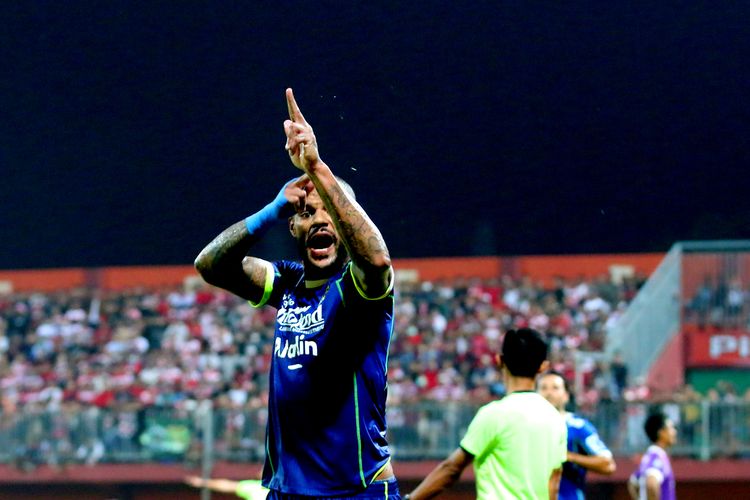 Pemain Persib Bandung David da Silva selebrasi seusai menjebol gawang Madura United saat pertandingan pekan ke-19 Liga 1 2022-2023 yang berakhir dengan skor 0-1 di Stadion Gelora Ratu Pamelingan Pamekasan, Jumat (20/1/2023) malam. David da Silva saat ini memimpin daftar top skor Liga 1 Indonesia dengan koleksi 18 gol.