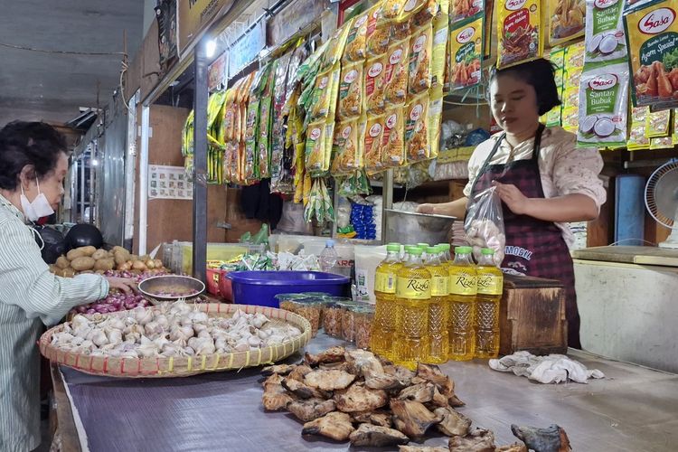Pedagang di Pasar Peterongan mengeluhkan kenaikan harga telur dan daging ayam, Jumat (8/3/2024).