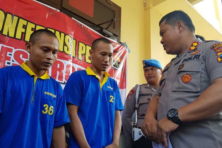 Kapolres Grobogan, AKBP Ronny Tri Prasetyo Nugroho, menginterogasi dua pelaku pencurian 32 sepeda motor saat jumpa pers di Mapolres Grobogan, Senin (16/12/2019).