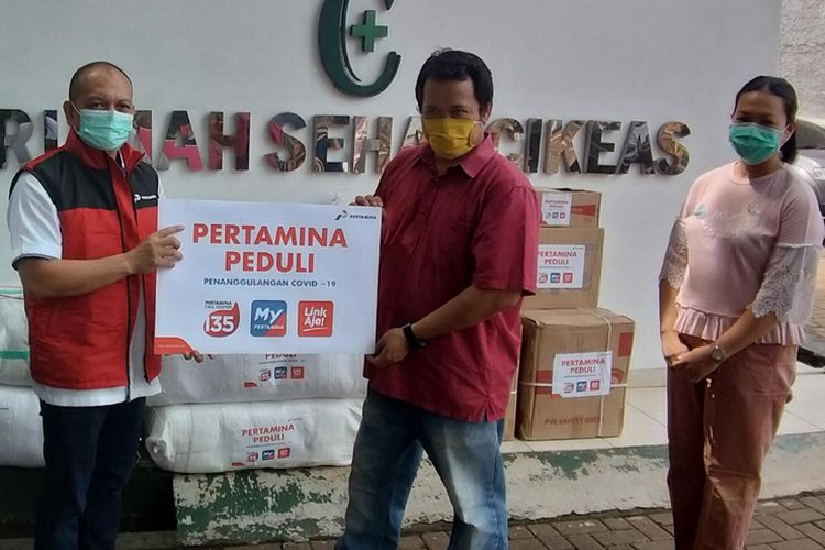 Penyerahan simbolis bantuan APD dari Pertamina di Rumah Sehat Cikeas. 