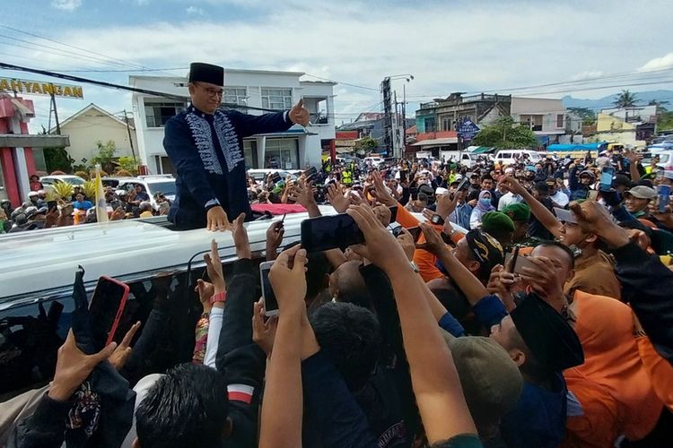 Ribuan masyarakat Tasikmalaya, Jawa Barat, menyambut kedatangan Anies Baswedan di depan Bandara Wiriadinata, Kota Tasikmalaya, Sabtu (19/11/2022).