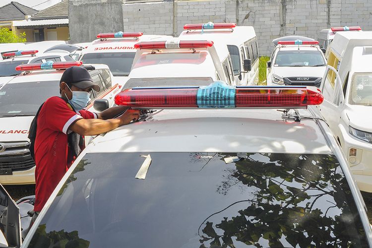 Pekerja menyelesaikan pemasangan lampu sirene mobil ambulans di Babelan, Kabupaten Bekasi, Jawa Barat, Jumat (25/9/2020). Perakitan mobil ambulans meningkat 100 persen menjadi 700 unit saat pandemi Covid-19 dengan harga mulai dari Rp 20 juta hingga Rp 1,5 milliar.