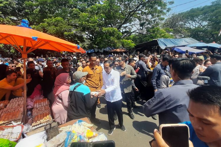 Presiden Joko Widodo saat mengunjungi pasar Keranggot, Kota Cilegon