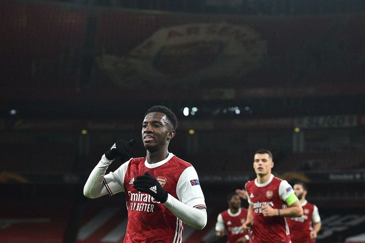 Striker Arsenal Eddie Nketiah merayakan gol pertama timnya dalam pertandingan sepak bola Grup B Liga Europa antara Arsenal dan Dundalk di Emirates Stadium pada 29 Oktober 2020.