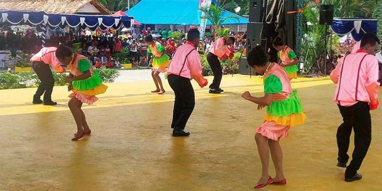 Perlombaan tarian yosim pancar khas Papua ditampilkan saat pembukaan pameran Festival Danau Sentani di kawasan wisata Pantai Khalkote, Distrik Sentani Timur, Kabupaten Jayapura, Jumat (19/6/2015). Diikuti 15 tim dari Papua dan dua tim dari Papua Barat, Festival Danau Sentani akan berlangsung hingga 23 Juni 2015.