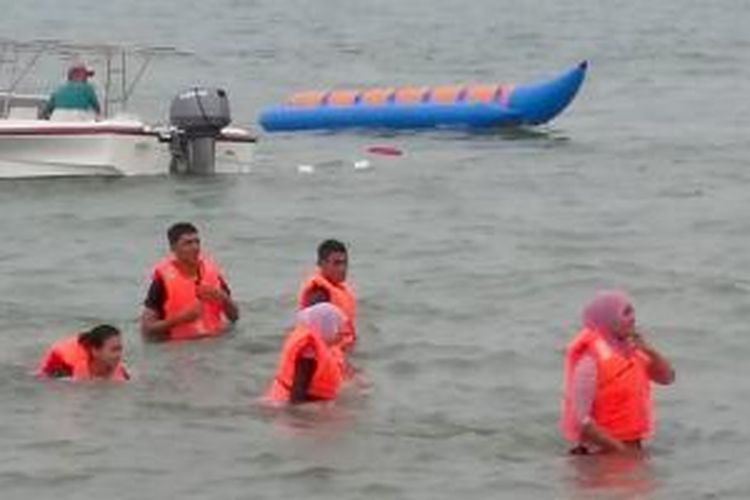 Wisatawan usai bermain banana boat di Ujong Blang, obyek wisata bahari di Kota Lhokseumawe, Aceh.