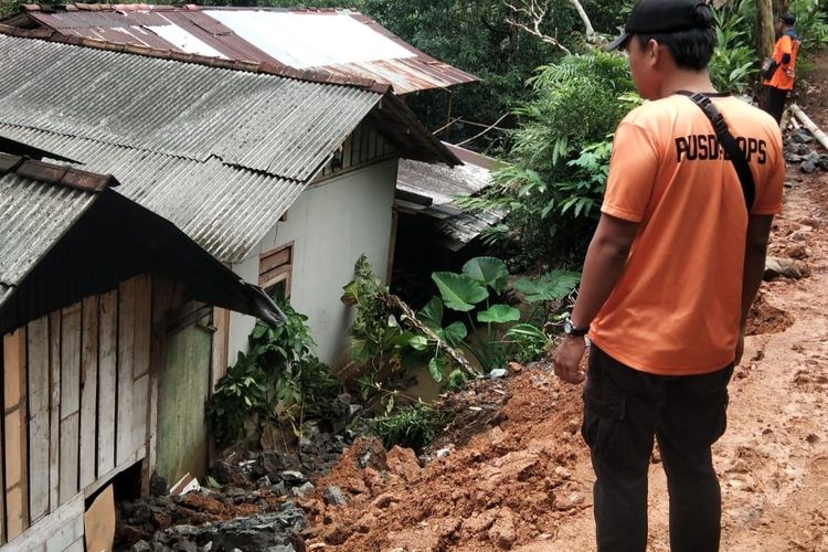 Longsor melanda Desa Karanggintung, Kecamatan Kemranjen, Kabupaten Banyumas, Jawa Tengah, Jumat (12/8/2022).