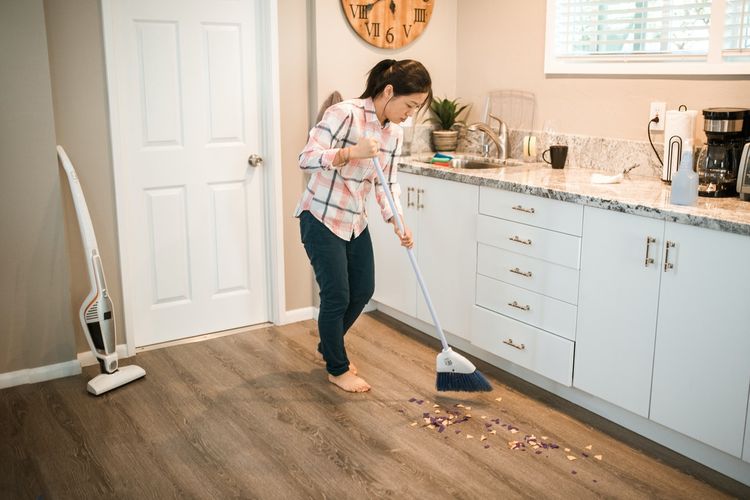 Menyapu lantai atau membersihkan lantai menggunakan penyedot debu dapat membakar sekitar 4 kalori per menit.