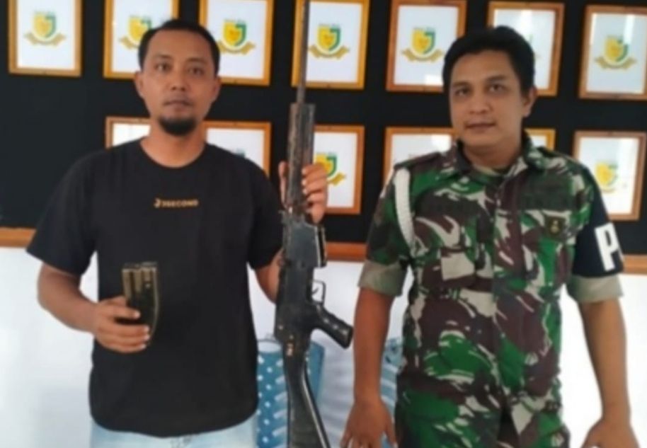 Warga Desa di Maluku Tengah Serahkan Senjata Api ke Anggota TNI