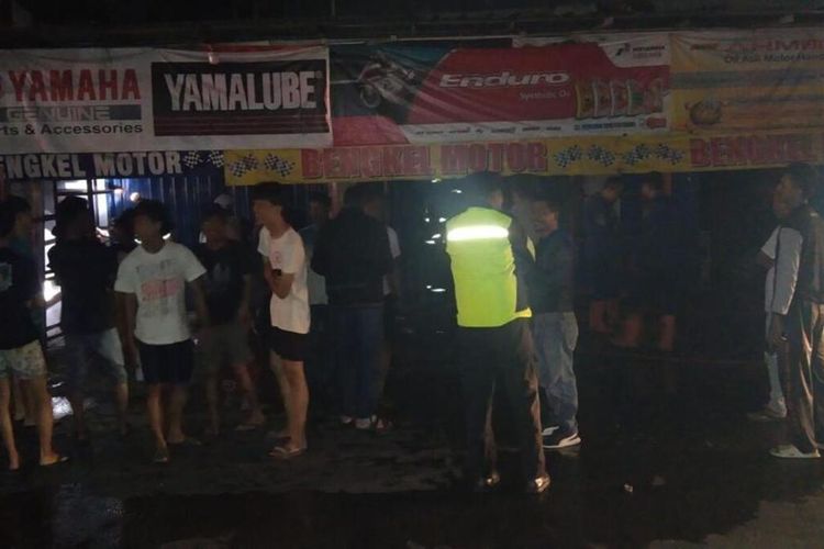 Kondisi bengkel yang viral karena getok harga jasa servis di Sentul, Bogor, Jawa Barat, terbakar, Rabu (19/7/2023),