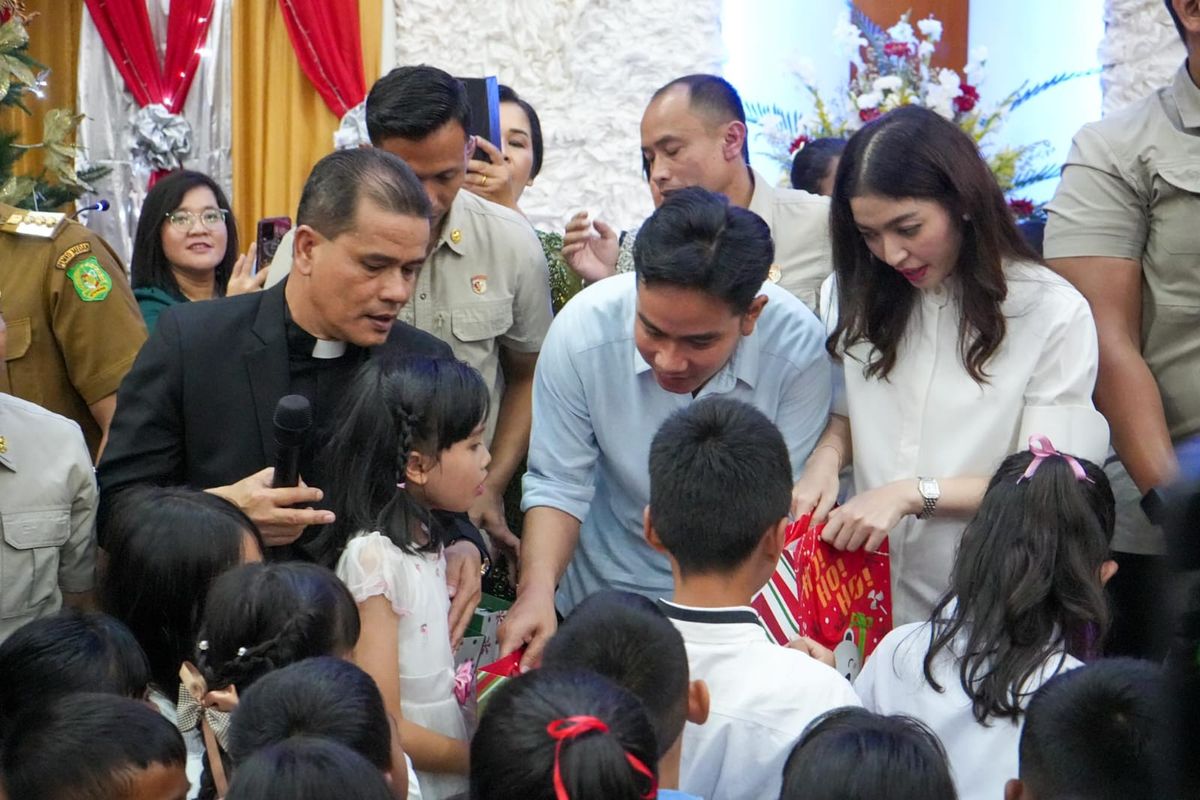 Wakil Presiden Gibran Rakabuming Raka saat menghadiri perayaan natal di Gereja HKBP di Kelurahan Sei Agul, Kota Medan, Senin (23/12/2024) 