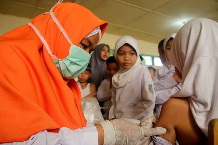 Tim medis dari PUSKESMAS Ulee Kareng, Kota Banda Aceh memberikan imunisasi difteri massal kepada  956 Siswa Madrasah Ibtidaiyah Negeri (MIN)  5 Kota Banda Aceh, Selasa (20/02/18). vaksin disteri ini dilakukan karena salah satu siswa di MIN tersebut telah terdeksi positif menderita penyakit difteri dan sedang menjalani perawatan di (RSUZA) Rumah Sakit Umum Zainal Abidin Banda Aceh 