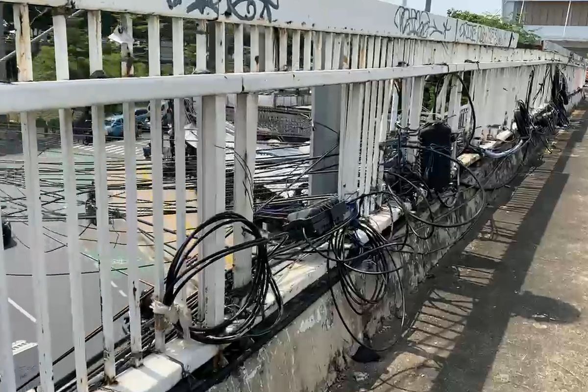 Kondisi Jembatan Penyeberangan Orang (JPO) Cawang Kompor di Jalan Dewi Sartika, Cawang, Kramatjati, Jakarta Timur, sangat memprihatinkan.