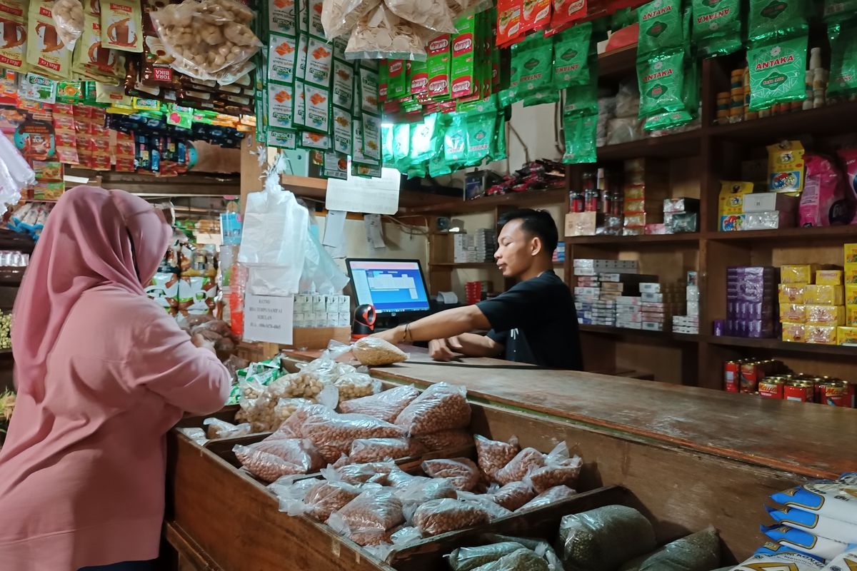 Harga telur naik turun menjelang Natal dan tahun baru 2023. Pada 1 Desember 2022 harga telur di salah satu toko sembako di Pasar Cimanggis Tangsel mencapai Rp 32.000 per kg. Namun sejak 5 Desember 2022 harga tersebut jadi Rp 31.000 per kg. 