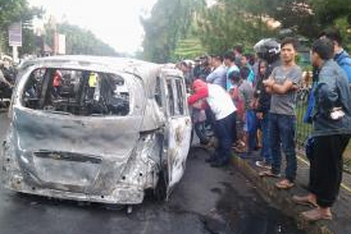 Ratusan warga tampak memadati lokasi kecelakaan beruntun di Bintaro Sektor 7, Tangerang Selatan, Selasa (12/8/2014),