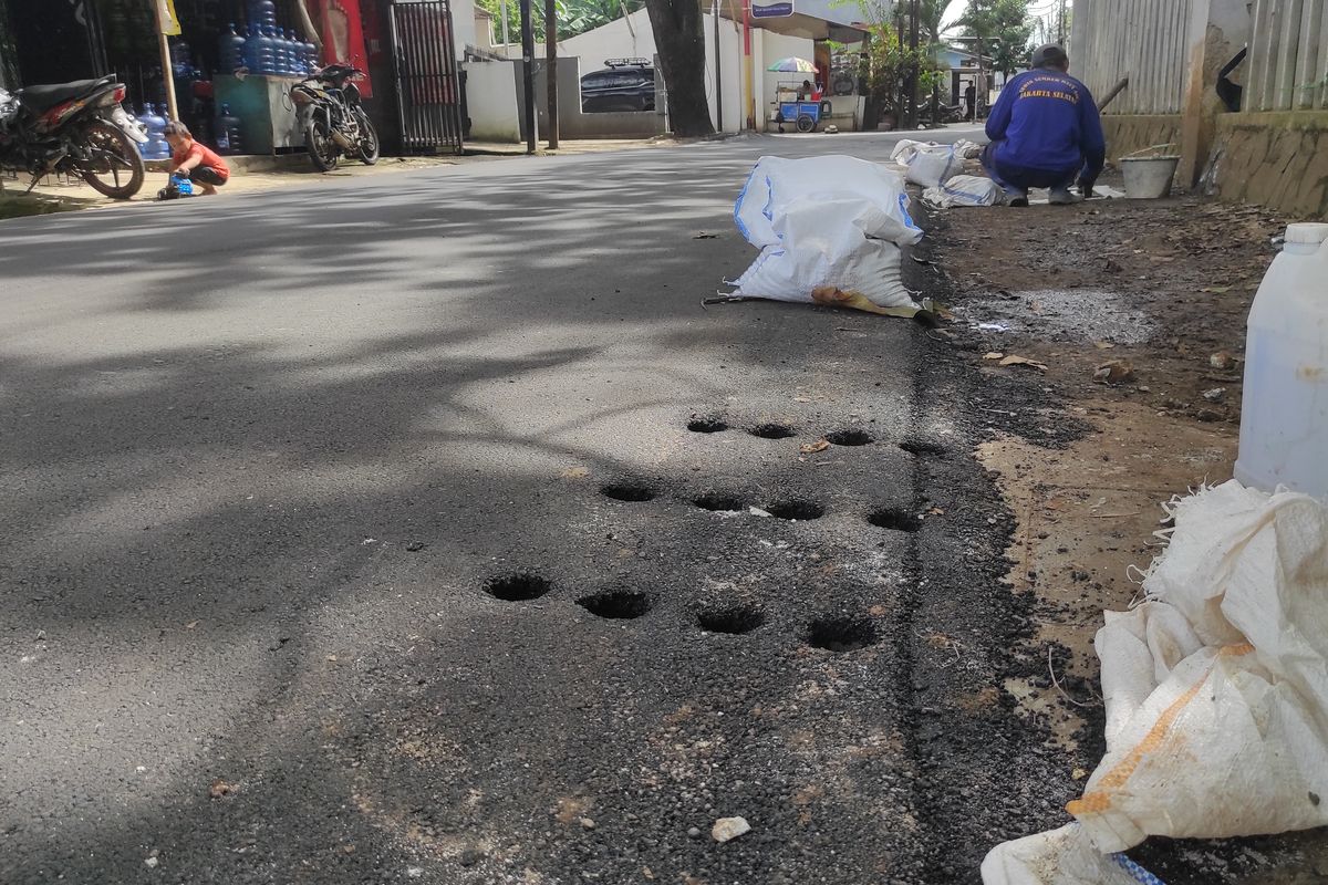 Penampakan sumur resapan di Jalan Raya Srengseng Sawah, Jagakarsa, Jakarta Selatan, usai dilapisi aspal baru pada Minggu (5/2/2023). 