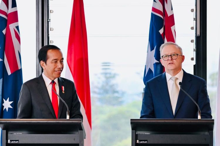 Presiden Joko Widodo dan Perdana Menteri Australia Anthony Albanese saat memberikan keterangan pers bersama di Sydney, Australia, Selasa (4/7/2023)..