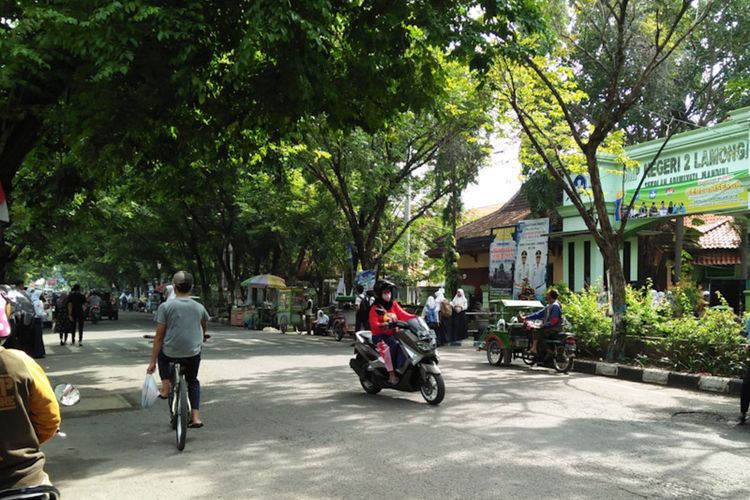 Sebagian siswa dan siswi di Lamongan melaksanakan simulasi pembelajaran tatap muka, Selasa (30/3/2021).