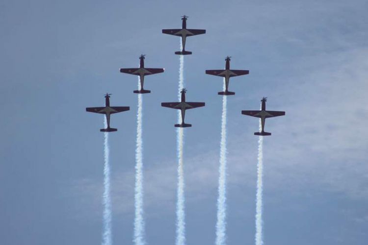 Manuver head arrow (kepala panah) dari Jupiter Aerobatic Team pada peringatan HUT ke-71 TNI AU, 9 April 2017, di Lanud Halim Perdanakusuma, Jakarta.