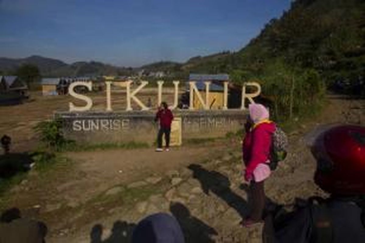 Pintu masuk pendakian Bukit Sikunir, Dataran Tinggi Dieng, di Desa Sumbungan, Kejajar, Wonosobo, Jateng, Sabtu (1/11/2014). Dieng menawarkan keindahan sekaligus ancaman, karena dataran tingginya terbentuk dari gunung berapi yang kini masih mengeluarkan gas.