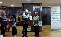 Perpusnas RI Terima 100 Judul Buku Sumbangan dari 11 Penerbit China, tentang Budaya hingga Pendidikan Vokasi