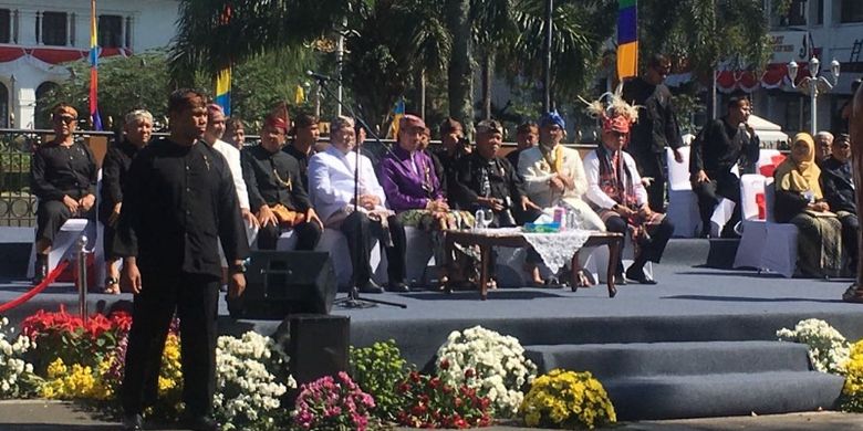 Presiden Joko Widodo bersama Gubernur Jabar Ahmad Heryawan, Wali Kota Bandung Ridwan Kamil pada acara Karnaval Kemerdekaan Pesona Parahyangan 2017, di Bandung, Sabtu (26/8/2017).