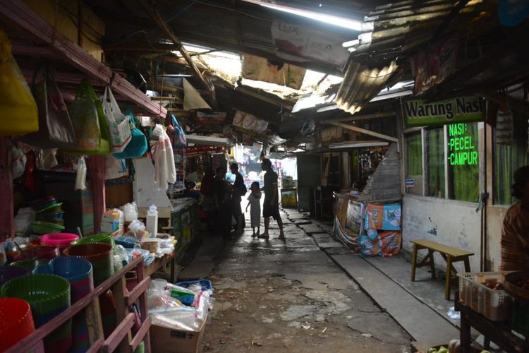 Sebagian atap Pasar Pon di Kabupaten Trenggalek, Jawa Timur, saat ini telah rusak. Pasar pun menjadi becek saat hujan datang, karena air masuk melalui lubang yang menganga tersebut. Renovasi pasar membutuhkan anggaran Rp 35 miliar yang dibiayai dari APBD.