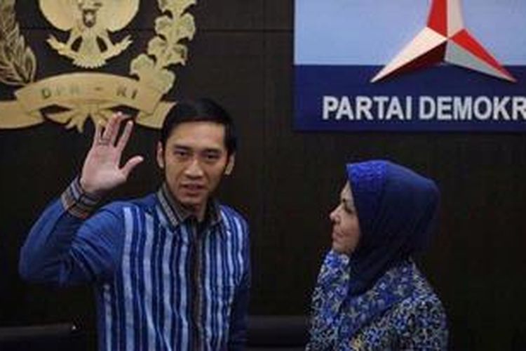 Sekretaris Jenderal Dewan Pimpinan Pusat Partai Demokrat Edhie Baskoro Yudhoyono (kiri) mengumumkan pengunduran dirinya dari anggota DPR di Kompleks Parlemen, Senayan, Jakarta, Kamis (14/2/2013). Ibas didampingi Ketua Fraksi Fraksi Partai Demokrat Nurhayati Assegaf. 