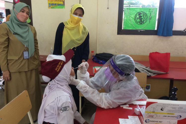 Pelaksanaan tes swab antigen yang dilakukan kepada siswa SDN Curug 2 Kecamatan Cimanggis, Senin (18/10/2021). 