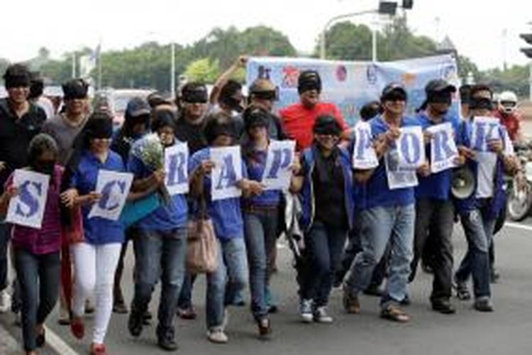 Sebagian kelompok masyarakat membawa spanduk dan menutup mata untuk ikut ambil bagian dalam aksi unjuk rasa anti-korupsi di ibu kota Filipina, Manila, Senin (26/8/2013).