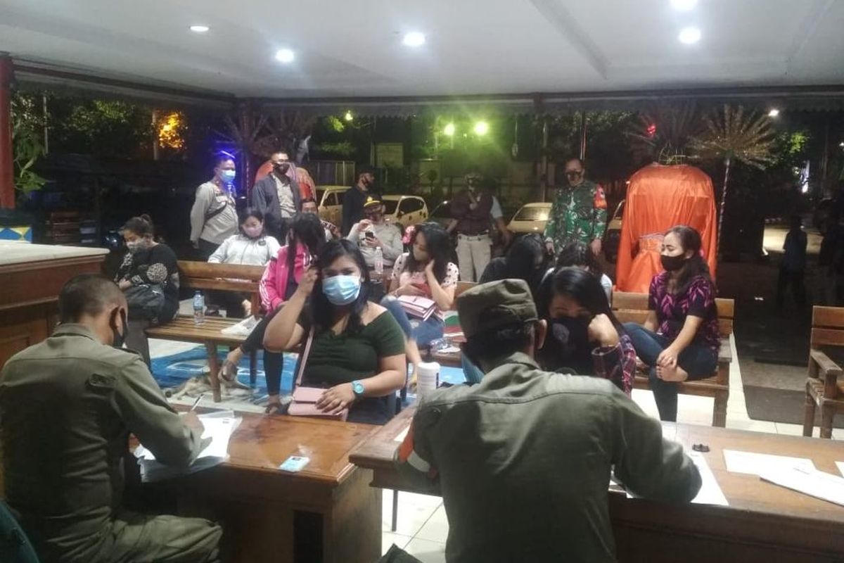 Petugas Gabungan 3 pilar Kebon Jeruk Jakarta Barat membubarkan dan mengamankan beberapa perempuan di tempat kafe musik dan panti pijet Wijaya di Kebon Jeruk Jakarta Barat, Sabtu, 28/9/2020 malam.