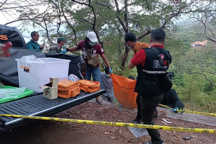 Foto: Proses evakuasi penemuan mayat di Pantai Tampora Kabupaten Situbondo, Provinsi Jawa Timur.