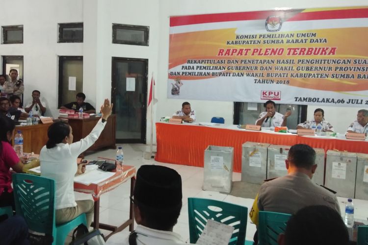 Ratu Wulla Talu (kiri baju putih sedang mengangkat tangan kanan), saksi pasangan calon petahana Markus Dairo Talu-Gerson Tanggu Dendo, membeberkan sejumlah pelanggaran pilkada di Kabupaten Sumba Barat Daya di sidang pleno KPU, Minggu (8/7/2018)